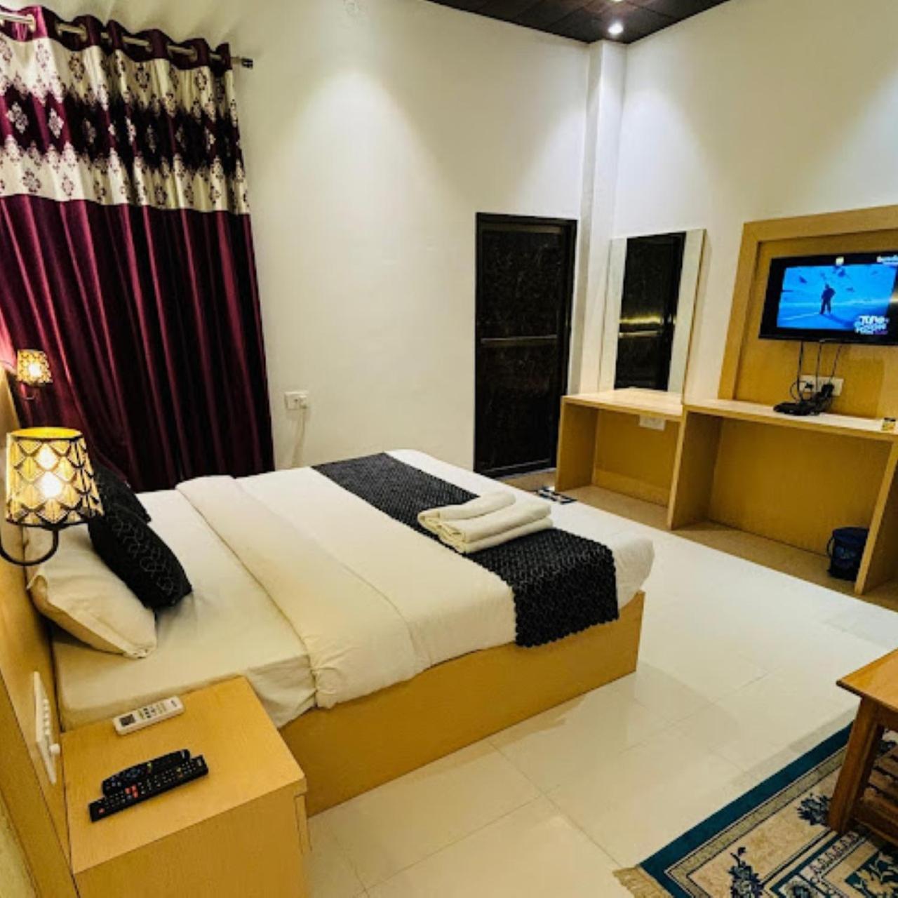 Hotel The Ramay Palace Ayodhya Buitenkant foto